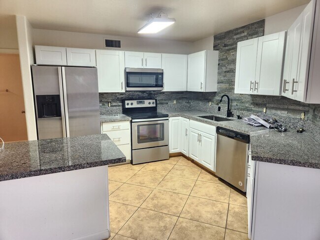 Building Photo - 3 bed 2.5 bath with loft