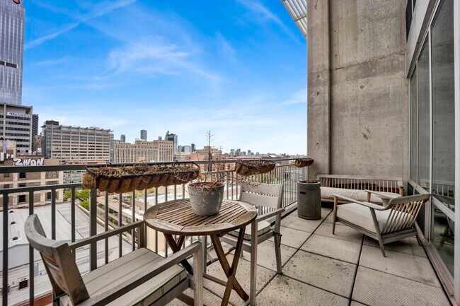 Building Photo - 700 W Van Buren St