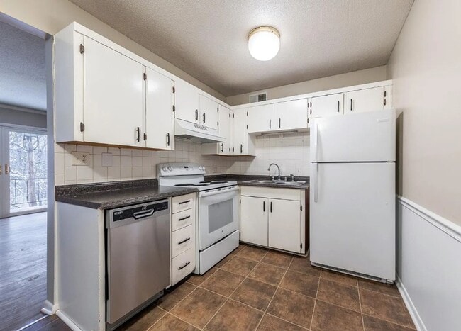 Building Photo - Modern 2BR Condo at Pembroke Gardens – Balcony, Pool Access & Utilities