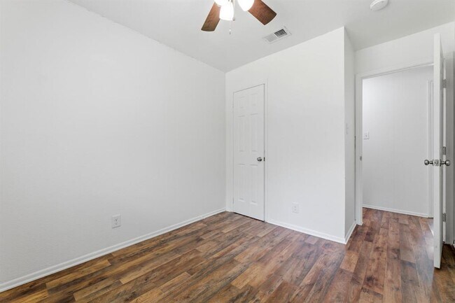 Building Photo - 6601 Stonleigh Pl