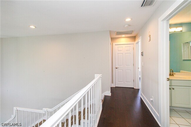 Building Photo - 135 Lady Palm Dr