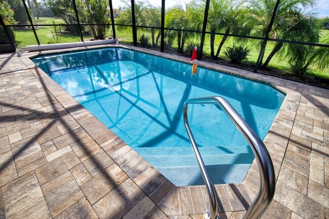 Building Photo - Seasonal Short-Term Single Family Pool Home in Pelican Pointe Golf & Country Club!