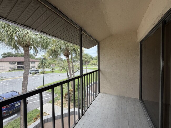 Building Photo - "2-Bed, 2-Bath Condo in Oaks IV - Your Cozy 899 Sq. Ft. Haven Awaits!"