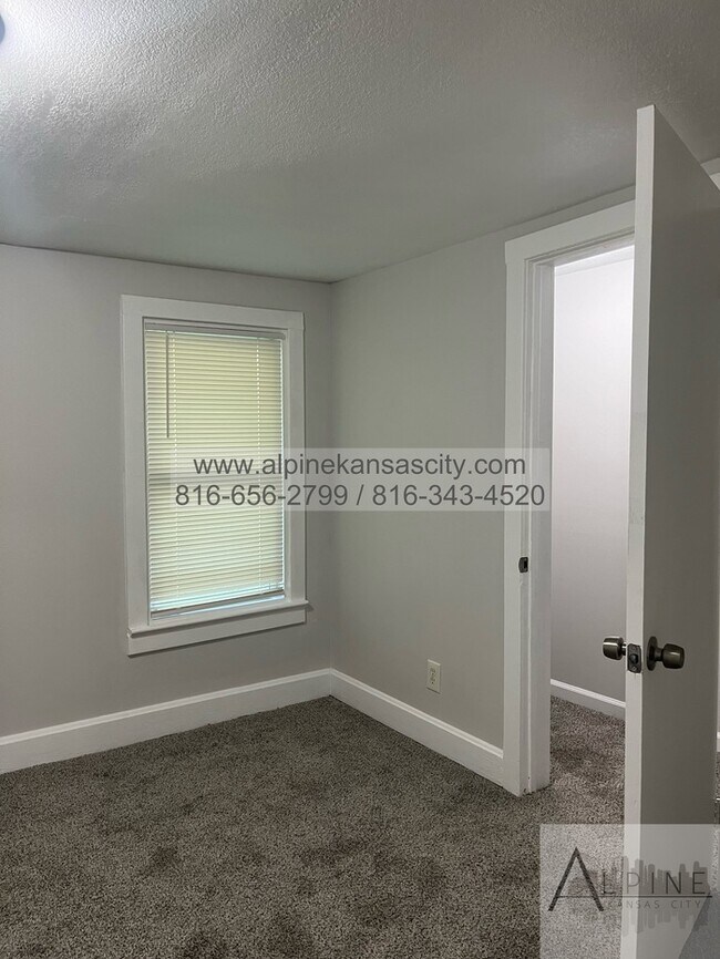 Building Photo - Independence Home Available