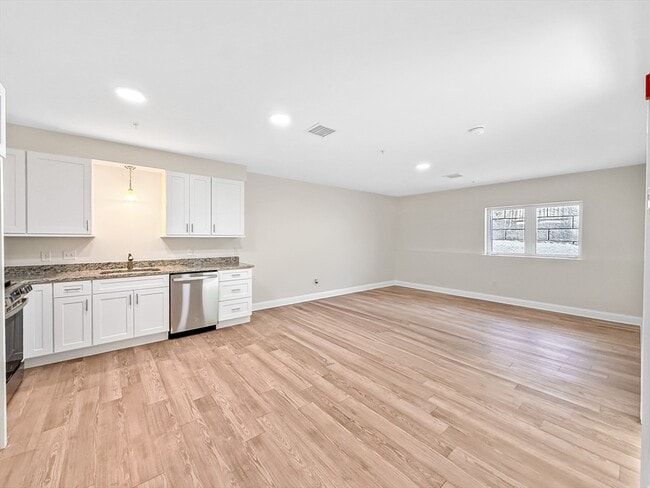 Building Photo - 10 Franklin Ave