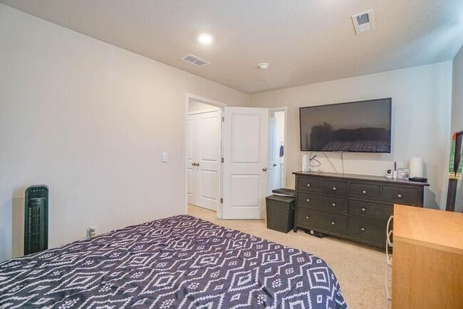 Building Photo - NEWER THREE BEDROOM WITH GARAGE