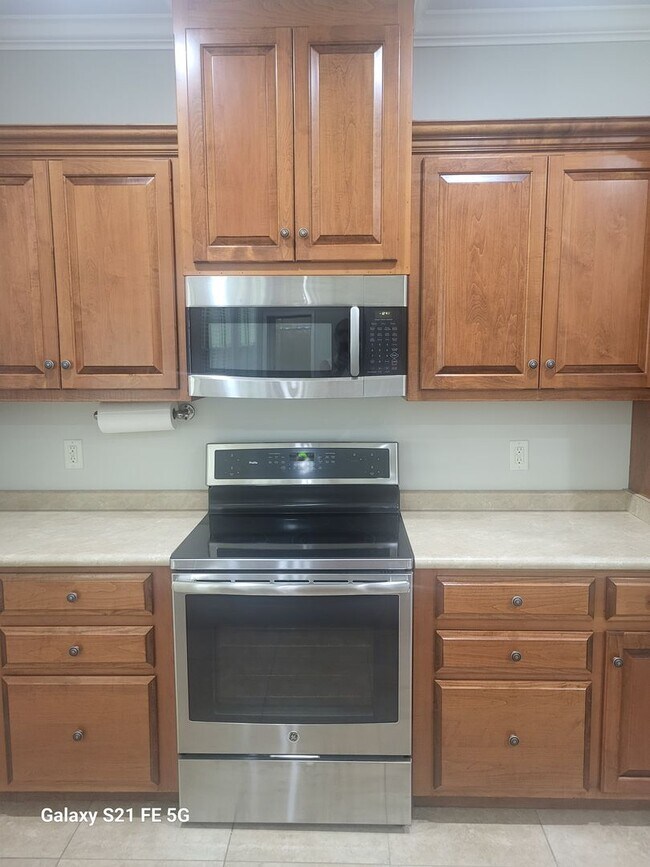 Building Photo - 4 bedroom, 3 bath, 2145 sq ft home
