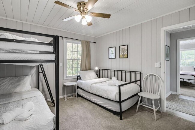 Building Photo - 250 Lake Dr