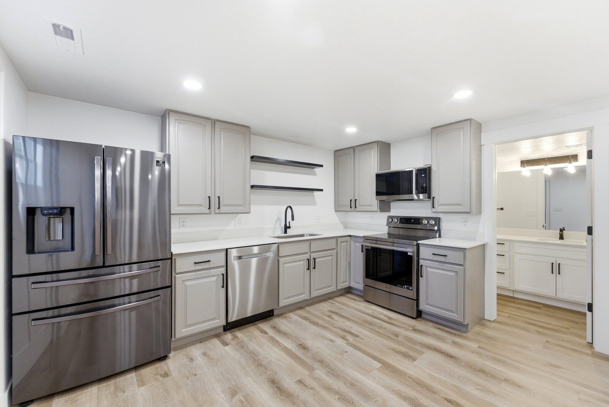 Building Photo - 2432 W Santa Fe Dr