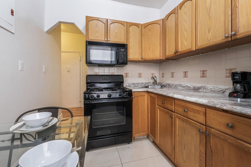 Building Photo - 414 W 46th St