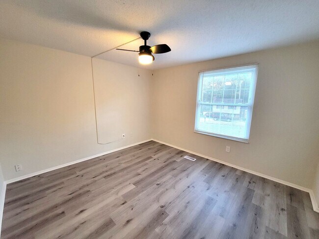 Building Photo - 4 Bedrooms in East Charlotte, Split Level ...