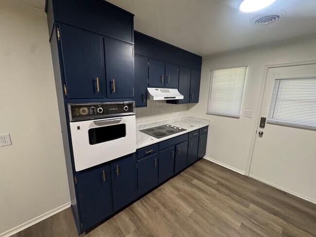 Building Photo - Commanche St Duplex