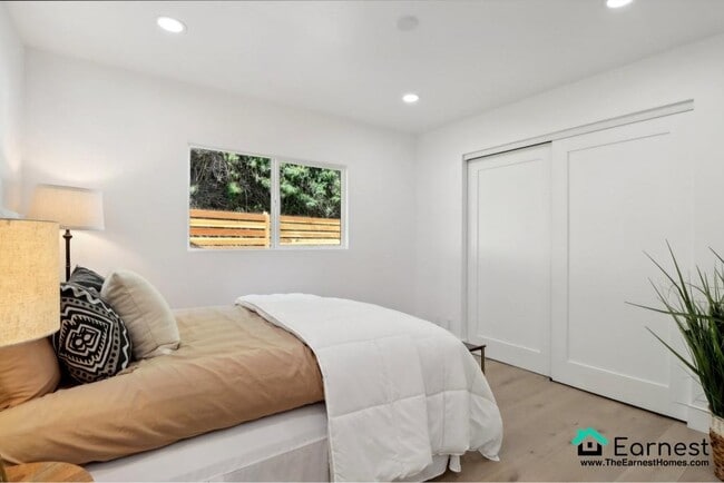 Building Photo - 4 + 3 Elegant Sherman Oaks Retreat with Po...
