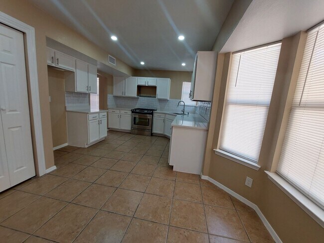 Building Photo - 4 BEDROOM 3 BATHROOM HOME! fully remodeled...
