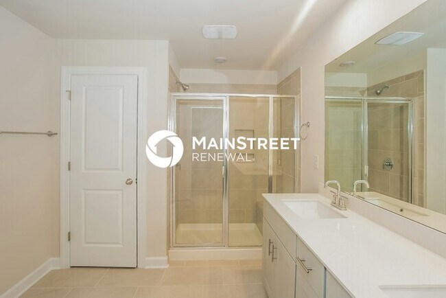 Building Photo - 4 Bedroom Pet-Friendly Home in Charlotte, NC with Main Street Renewal