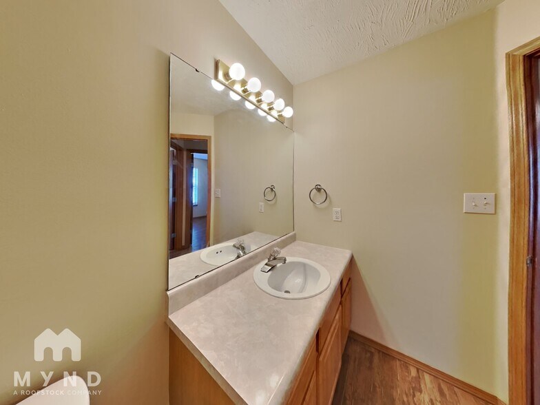 Building Photo - 701 N Pinewood Ave