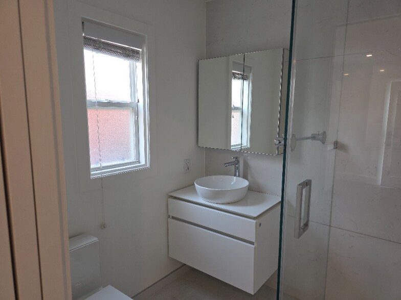 Building Photo - 3004 Kelton Ave