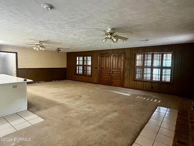 Building Photo - 664 Old Country Club Rd W
