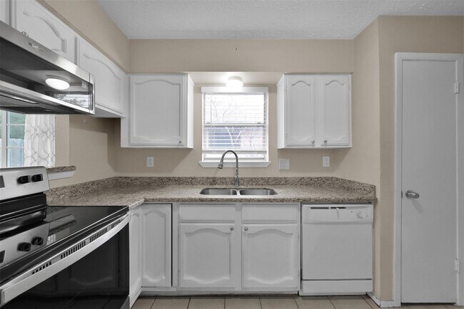 Building Photo - 16858 Gleneagle Dr N