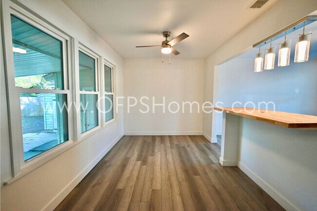 Building Photo - 305 Okaloosa Rd NE