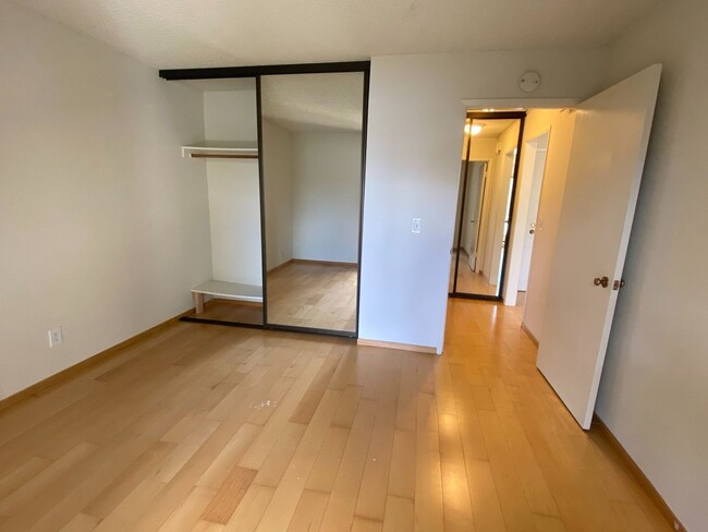 Building Photo - One bedroom condo with hardwood floors - W...