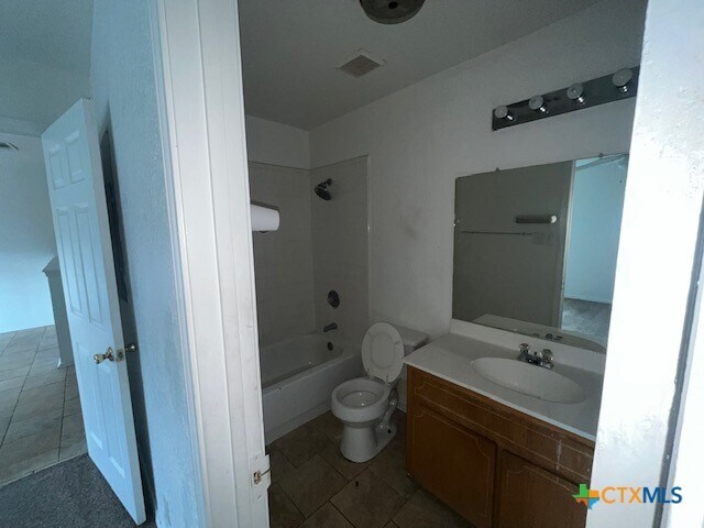 Building Photo - 3303 Toledo Dr