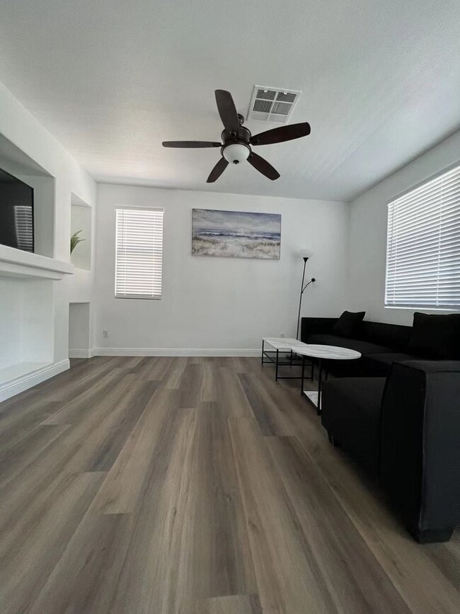 Building Photo - Beautiful 4 Bedroom 2 Bathroom Pool House in South West