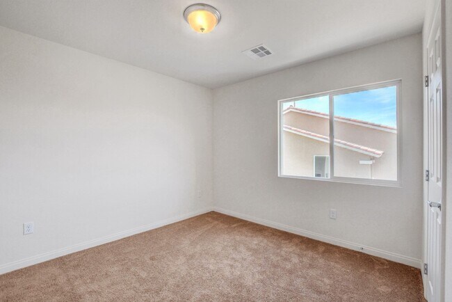 Building Photo - HUGE 3 Story, 5 Bedroom Home in the Southwest!