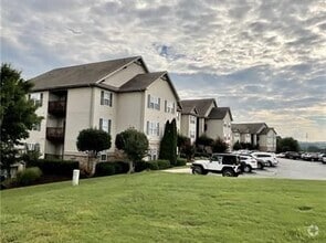 Building Photo - 3 bed, 3 full bath student housing availab...