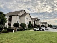Building Photo - 3 bed, 3 full bath student housing availab...