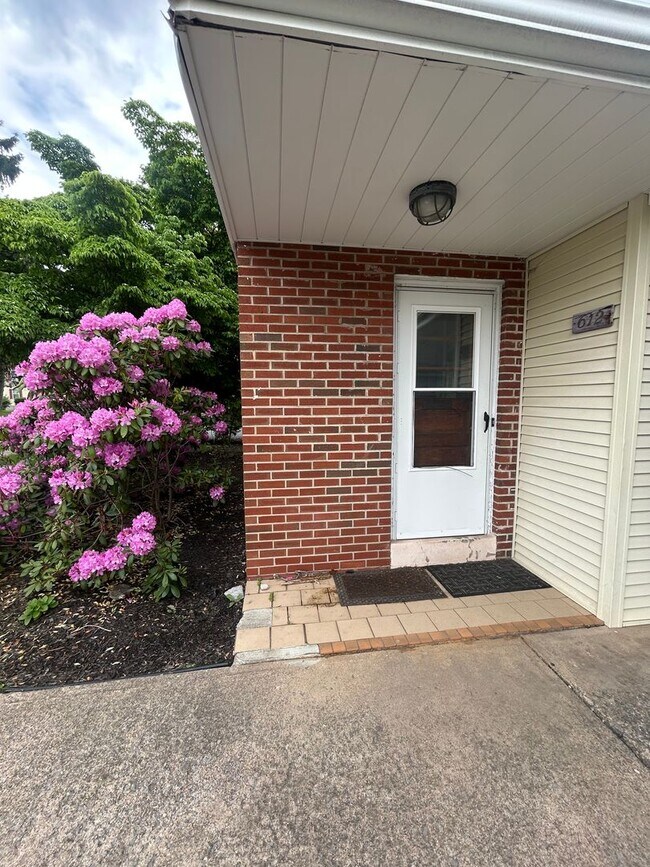 Building Photo - Charming Downtown State College Ranch Home Available August 2026