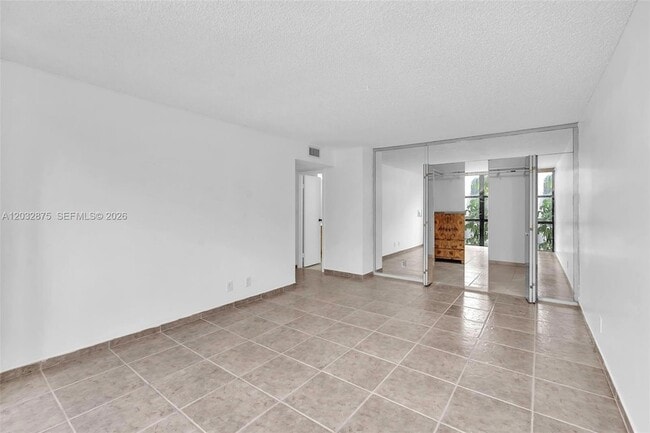 Building Photo - 1000 Parkview Dr