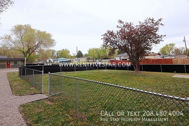 Building Photo - 1011 E Cedar St