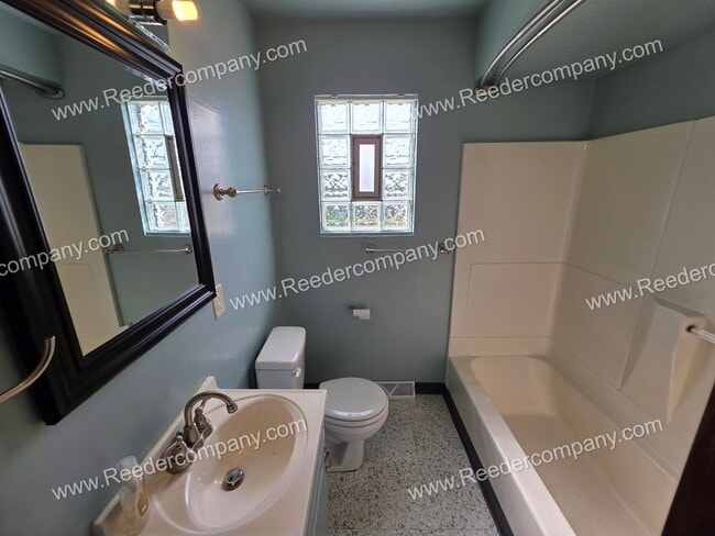 Building Photo - Spacious 3 bedroom 1 bathroom home in Hammond