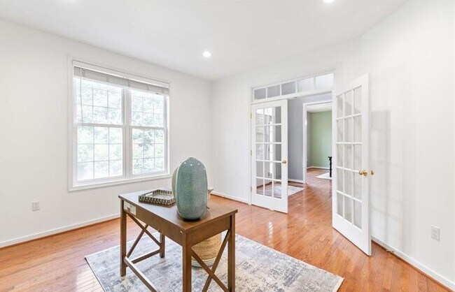 Building Photo - 5 Bedroom, 2.5 Bath Home in St. James Woods  ** Available for showings 3/25/2026 **