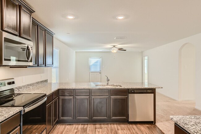 Building Photo - 3 bedroom for rent on the far West Side!