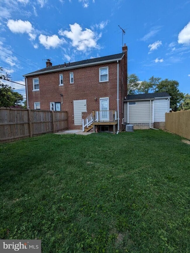 Building Photo - 3203 Sycamore Ln