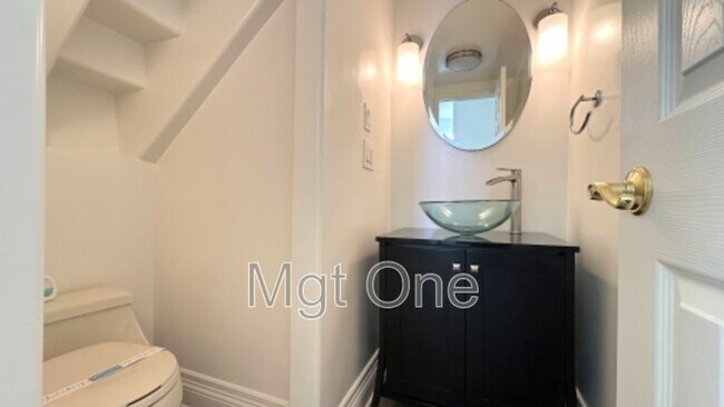 Building Photo - 819 W 15th St