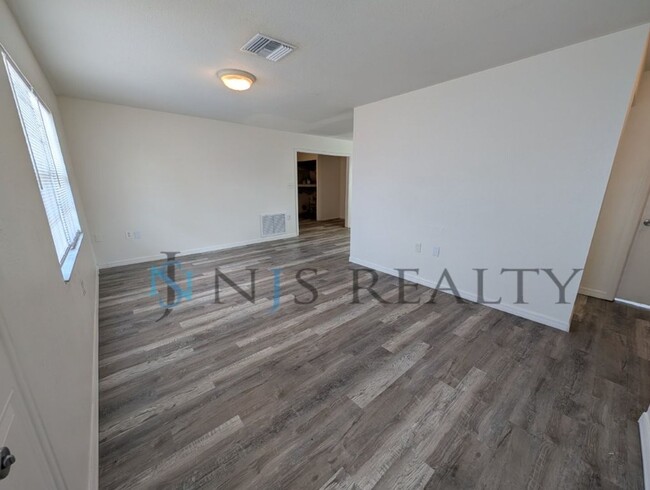 Building Photo - 3/1 over 1000sf home with New flooring, FRESH paint, open floorplan!!