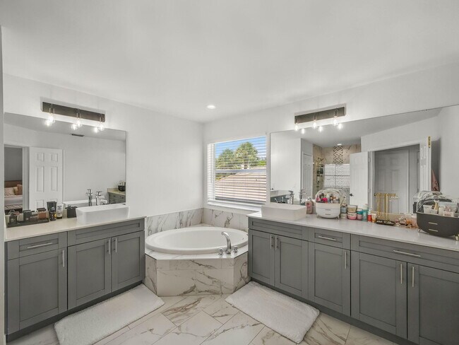 Building Photo - 6017 Newport Village Way