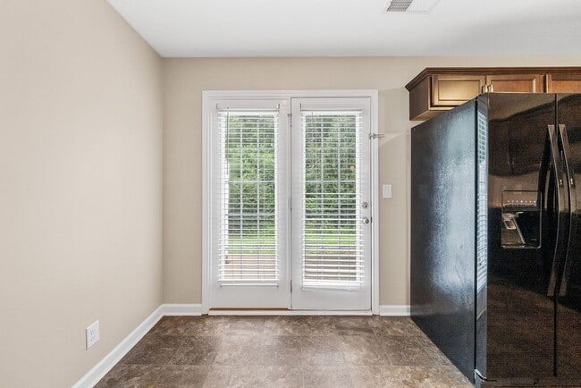 Building Photo - Two Bedroom in Governor's Crossing!