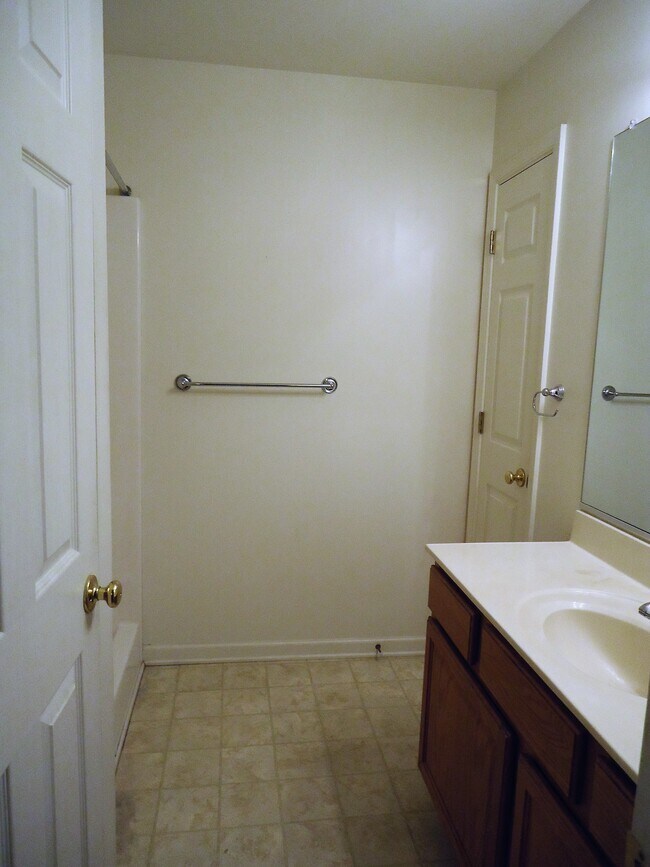 Building Photo - 2051 Stoneleigh Dr