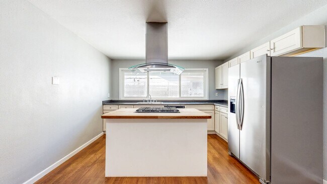 Building Photo - 8690 Lords Manor Way