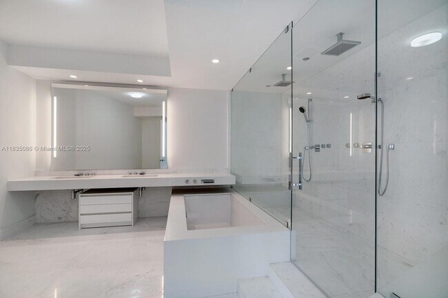 Building Photo - 18555 Collins Ave