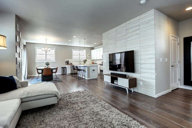 Building Photo - Evolve Real Estate: AVAILABLE 8/1/25! Stun...