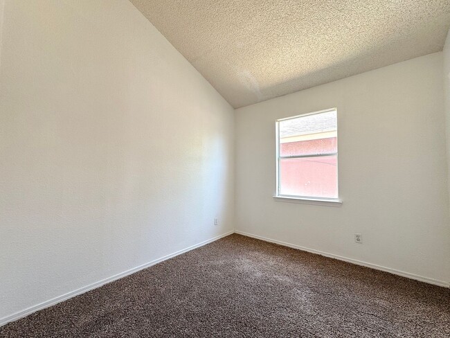 Building Photo - East El Paso 3 bed Refirg A/C