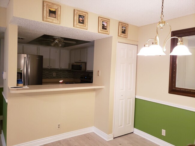 Building Photo - Oaks IV  Condominium-First Floor for Annual Rent