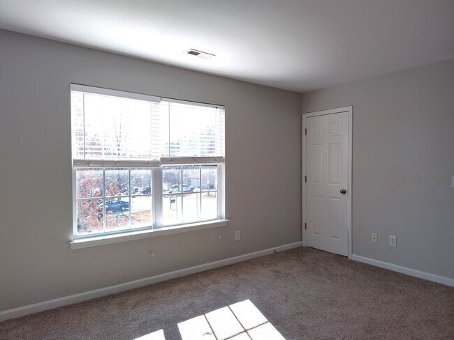 Building Photo - Pristine 4 bed, 2.5 bath Home Located in the Falcon Ridge Community!