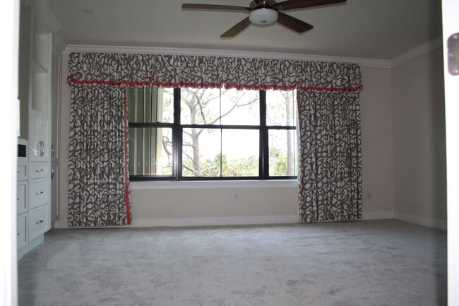 Building Photo - Beautiful Townhome on Peaceful Conservatio...