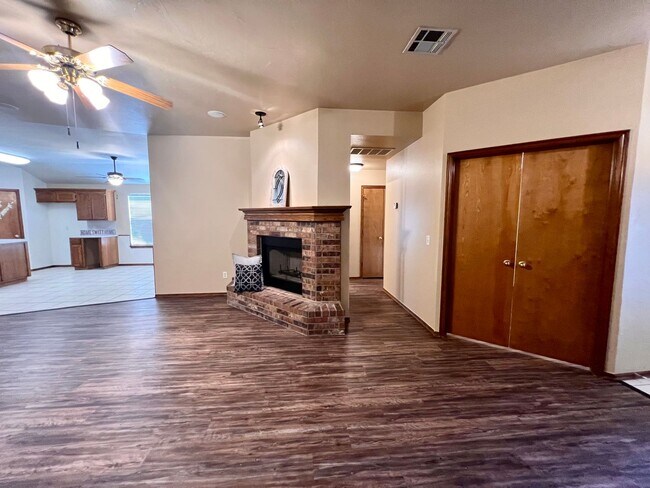 Building Photo - Beautifully Updated 3 Bedroom, 2 Bath Home with two Bonus Spaces!